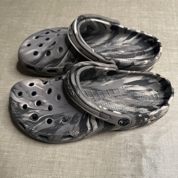 Crocs Classic Camo Grey Marble Clogs Men’s 7 / Women’s 9 - Picture 3 of 8